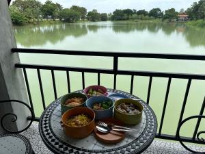 einen Tisch mit drei Speisen auf einem Balkon mit Seeblick in der Unterkunft 385 Lake 