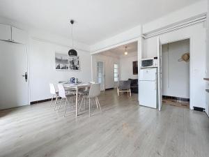 kuchnia i salon ze stołem i krzesłami w obiekcie Appartement Palais Longchamp - Central & Spacieux - Les Frères de la Loc' w Marsylii