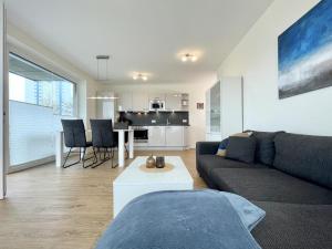 ein Wohnzimmer mit einem Sofa und einem Tisch in der Unterkunft Quartier Hohe Geest 2 in Sahlenburg
