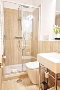 ローマにあるAffittacamere Boncompagni Suiteのバスルーム(シャワー、トイレ、シンク付)