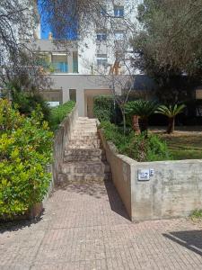 una serie di gradini in pietra di fronte a un edificio di Residence Il Pavone a Sassari