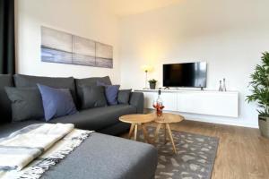 ein Wohnzimmer mit einem Sofa und einem TV in der Unterkunft Sonnenweg 48 - DIEMELBRISE in Heringhausen