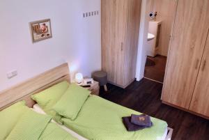 a small room with a green bed and a bathroom at Leuchtturm 4 in Großenbrode
