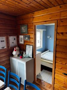 Habitación con dormitorio con cama y espejo. en Strandhytte nær preikestolen, en Strand