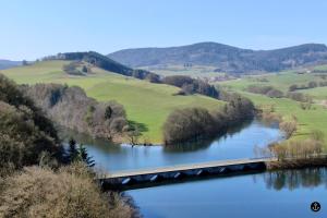 uma ponte sobre um rio com um comboio sobre ele em Sonnenweg 36 LAKEVIEW HOUSE Türkis Diemelsee em Heringhausen