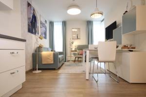uma cozinha e sala de estar com mesa e cadeiras em Nino 17 em Nordhorn