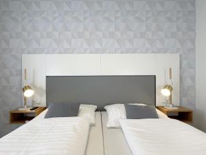 Duas camas sentadas uma ao lado da outra num quarto em Nino 17 em Nordhorn