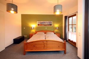 WittenbeckにあるFerienwohnung Henkeのベッドルーム1室(木製ベッド1台付)