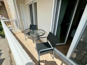 亞歷山德魯波利斯的住宿－Eva's Home，阳台配有2把椅子和1张桌子