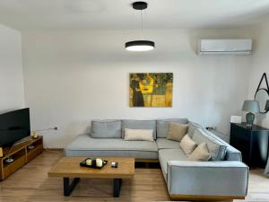 ein Wohnzimmer mit einem Sofa und einem Couchtisch in der Unterkunft Eva's Home in Alexandroupoli