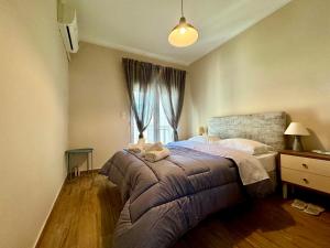 Schlafzimmer mit einem Bett und einem Fenster in der Unterkunft Eva's Home in Alexandroupoli