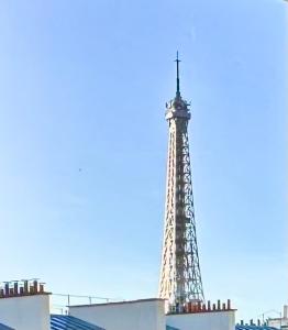 巴黎的住宿－Champs Elysées 2，从大楼的顶部可以欣赏到艾菲尔铁塔的景色