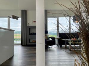 ein Wohnzimmer mit einem Sofa und einem Tisch in der Unterkunft Ferienhaus SONNENWEG 8 in Heringhausen