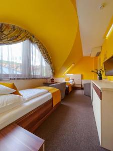 En eller flere senge i et værelse på Hotel Mayer Alsóörs