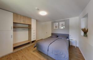 1 dormitorio con cama y armario en Haus Seeblick - Sonnenweg 14, en Diemelsee