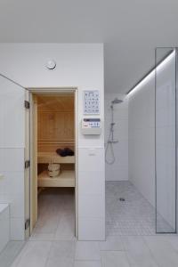 La salle de bains blanche est pourvue de toilettes et d'un four micro-ondes. dans l'établissement Haus Seeblick - Sonnenweg 14, à Diemelsee