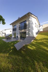 una gran casa blanca con un gran patio en Haus Seeblick - Sonnenweg 14, en Diemelsee