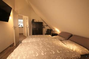 a bedroom with a large bed in a attic at Ferienhaus am Angerplatz in Cuxhaven