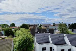 einen Blick auf die Dächer von Häusern in einer Stadt in der Unterkunft Blankwasser 8 in Grömitz