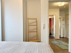 1 dormitorio con 1 cama y 1 habitación con escalera en Kirschgarten 3 en Kellenhusen