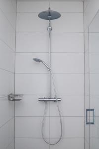 y baño con ducha con cabezal de ducha. en Diemelblick 13 - SEEside, en Heringhausen