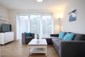 ein Wohnzimmer mit einem Sofa und einem Tisch in der Unterkunft Quartier Hohe Geest 22 in Cuxhaven