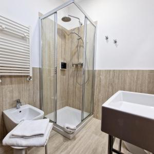 y baño con ducha y lavamanos. en Affittacamere Boncompagni Suite, en Roma