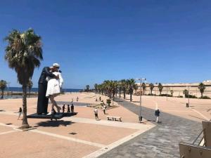 a statue of a man and a woman hugging at Piticò Appartamento vicino al porto in Civitavecchia