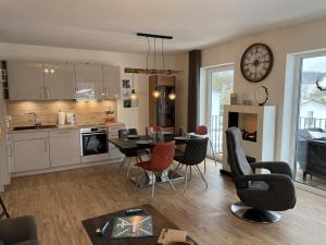 a kitchen and living room with a table and chairs at Sonnenweg 44-6 in Heringhausen