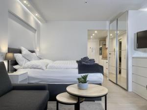 een woonkamer met een groot bed en een bank bij Maritim Residenz 6 - Sea Lounge in Travemünde
