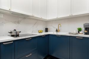 Dapur atau dapur kecil di Modern White Apartments in Gdańsk with Balcony and Access to Gym by Renters