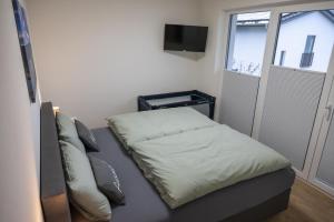 een bed in een kamer met een raam bij Diemelblick 29 - MIEKE in Heringhausen