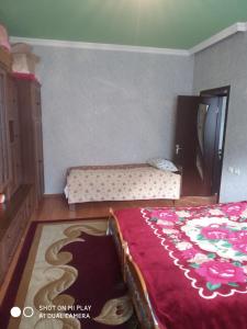 Laza guest house في Laza: غرفة نوم بسرير في زاوية الغرفة