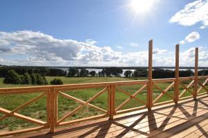 ビスクピエツにあるDadaj Park Tinyの野原の景色を望むウッドデッキ