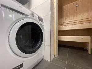 a washer and dryer in a laundry room at Hansehaus 12 - MEERZEIT in Grömitz