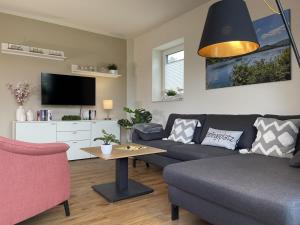 sala de estar con sofá y mesa en Diemelblick 2 - TINNA, en Heringhausen