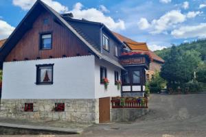 een groot huis met een houten dak bij BERGPARADIES Diemelsee in Schweinsbühl