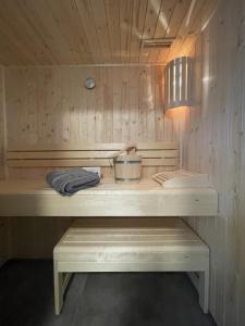 una sauna con un banco en una pared de madera en Hansehaus 5, en Grömitz