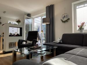 sala de estar con sofá y mesa de centro en Am Kutterhafen 24 en Fedderwardersiel