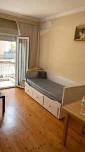 ein Schlafzimmer mit einem Bett und einem großen Fenster in der Unterkunft Friendly guest house in Thessaloniki