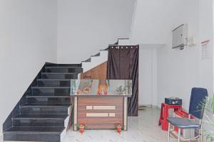 um quarto com uma escada com uma mesa e uma secretária em OYO The Pal's Residency em Kakarmatha