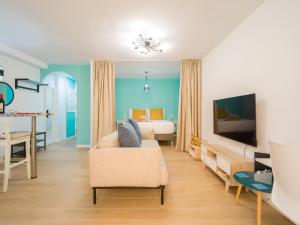 a living room with a couch and a bed at Canteras Horizon By CanariasGetaway in Las Palmas de Gran Canaria