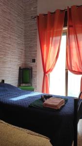 Schlafzimmer mit einem großen Bett und einem Fenster in der Unterkunft A Due Passi dal Centro in Trapani
