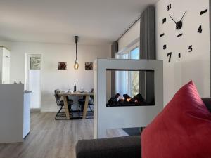 een woonkamer met een open haard en een tafel bij Sonnenweg 24 in Heringhausen