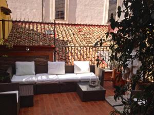 - un canapé installé au-dessus d'une terrasse dans l'établissement Pettinary Village B&B, à Rome