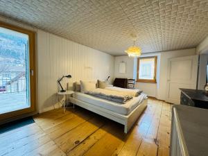 1 dormitorio con cama y ventana grande en Michels Haus, en Piotta