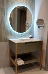 ein Bad mit einem Waschbecken und einem Spiegel in der Unterkunft Menlo Park Hotel in Galway