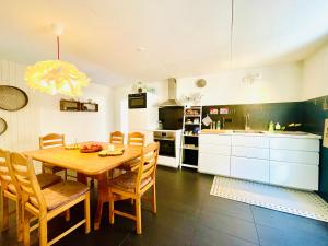 cocina con mesa de madera y sillas en Michels Haus, en Piotta