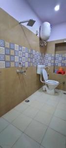 y baño con aseo, lavabo y espejo. en HOTEL ATITHI GALAXY, en Kānpur