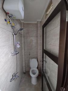 un bagno con wc e doccia di Krui NFs hotel a Krui